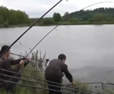 小姐姐用遥控船钓鱼视频,小姐姐轻松享受垂钓乐趣