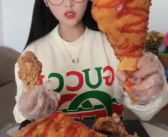 小姐姐们吃美味大鸡腿,小姐姐们的美食盛宴